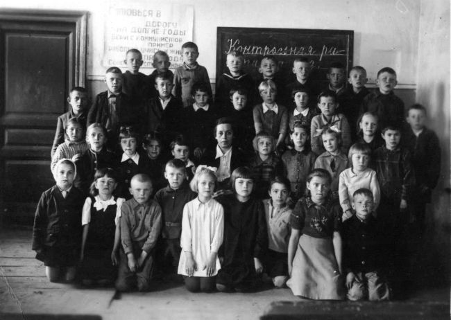 Школа 1946 год. Школы в 1946 годы фотографии. Музыкальная школа 1946 год. Школы в 1946 году в Астрахани.
